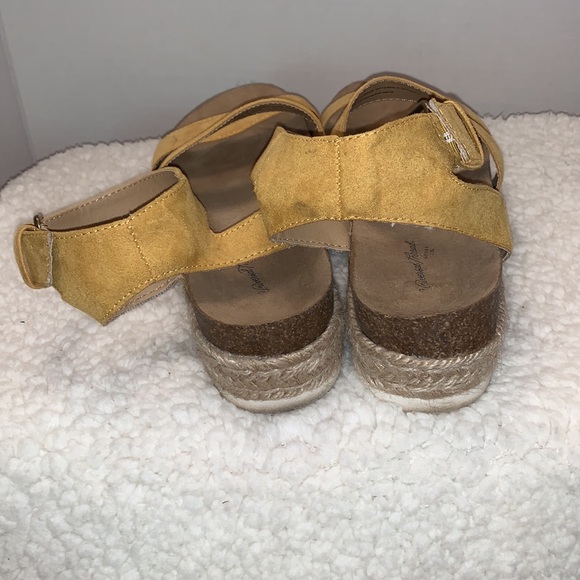 Universal Thread platform shoe - Picture 3 of 6